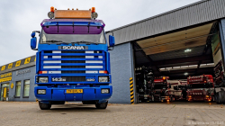 20251019-Tom-Holding-00108